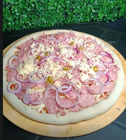 Pizza de calabresa da Hunter sendo preparada