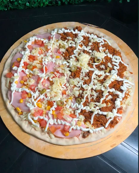 Pizza meio a meio da Hunter antes de ir ao forno