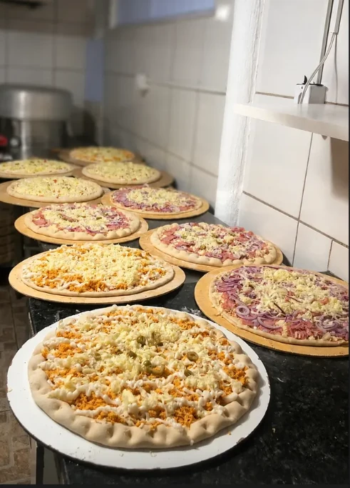 Bancada da Hunter com pizzas em preparo